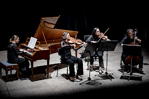 links eine Pianistin am Hammerflügel, rechts davor drei Streicher